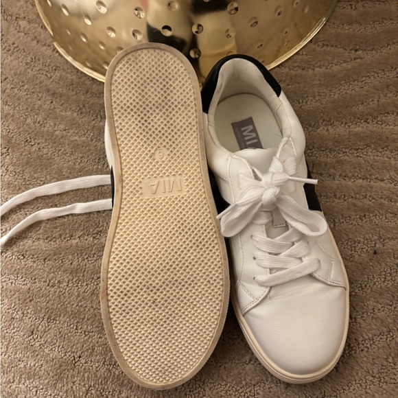 Mia sneakers size 6 - Picture 4 of 4